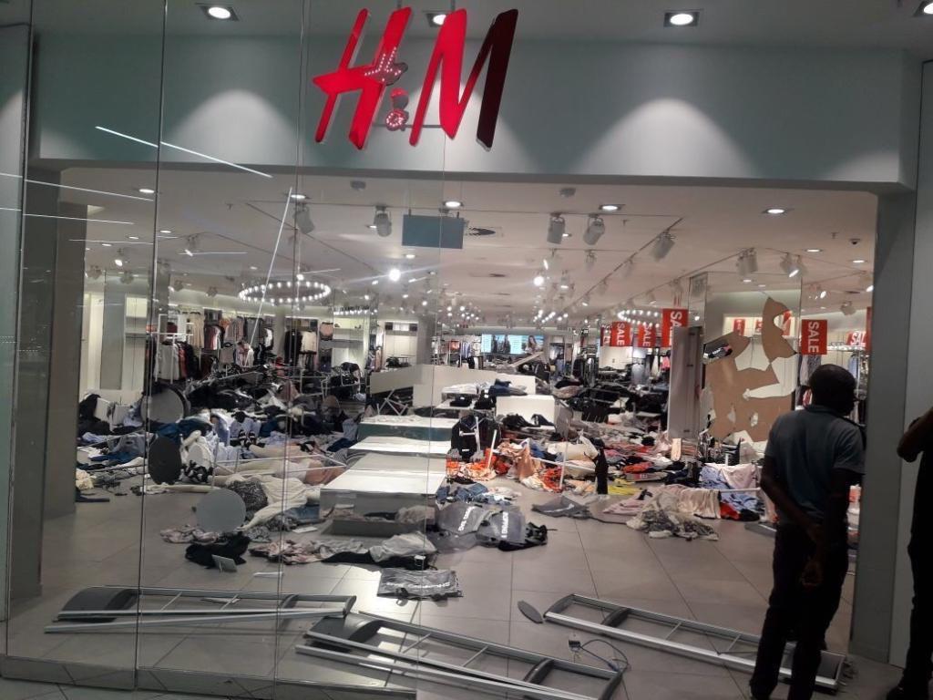 H&M โดนพังร้านยับ